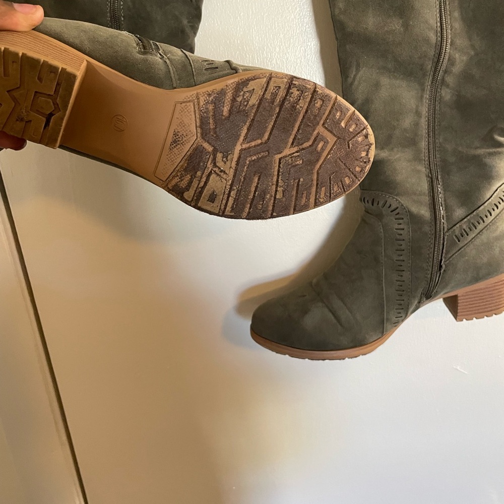 Boots - Picture 5 of 5